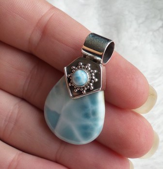 Zilveren hanger gezet met Larimar